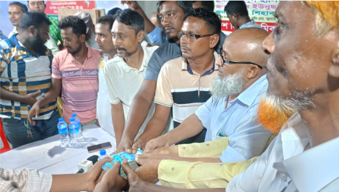 খুলনা সদরের নির্মাণ শ্রমিকে সরকারি অনুদানের টাকা বুঝিয়ে দিচ্ছেন বাংলাদেশ নির্মাণ শ্রমিক ফেডারেশনের সাধারণ সম্পাদক মো: শাজাহান মিয়া